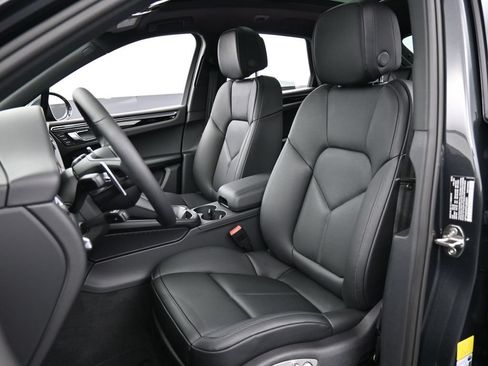 Certified 2026 Porsche Macan AWD/4WD image 5