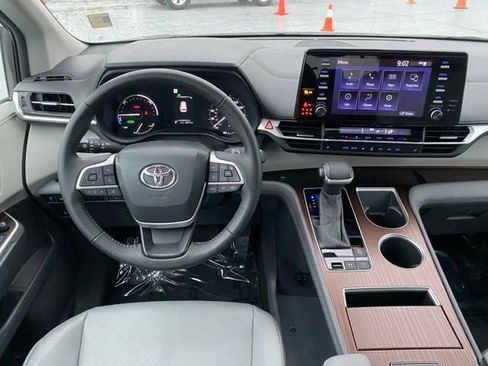 Used 2023 Toyota Sienna XLE image 11