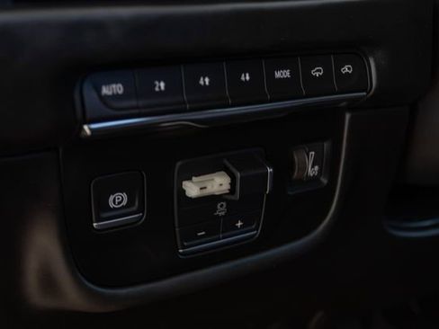 Used 2025 Cadillac Escalade Premium Luxury Platinum image 26