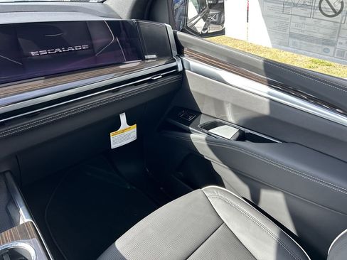 New 2026 Cadillac Escalade Luxury w/ Touring Package image 16