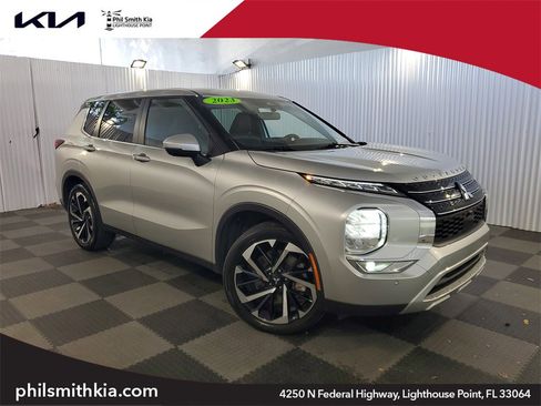 Used 2023 Mitsubishi Outlander SE image 1