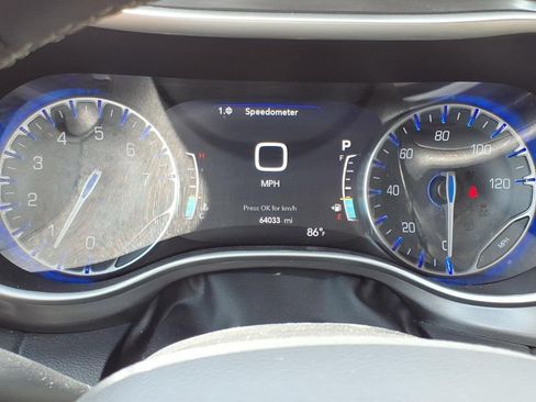 Used 2024 Chrysler Pacifica Touring-L FWD image 21