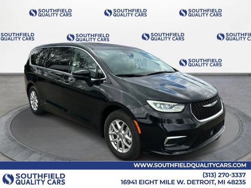 Used 2023 Chrysler Pacifica Touring-L FWD image 1