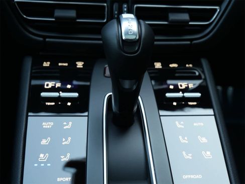 Certified 2026 Porsche Macan image 18