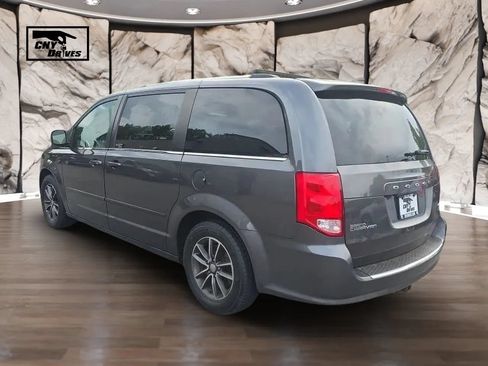 Used 2017 Dodge Grand Caravan SXT FWD image 7