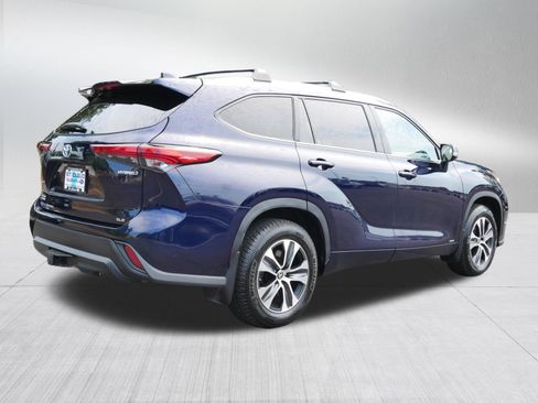 Used 2022 Toyota Highlander XLE AWD/4WD image 7