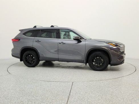 Used 2021 Toyota Highlander XLE AWD/4WD image 4