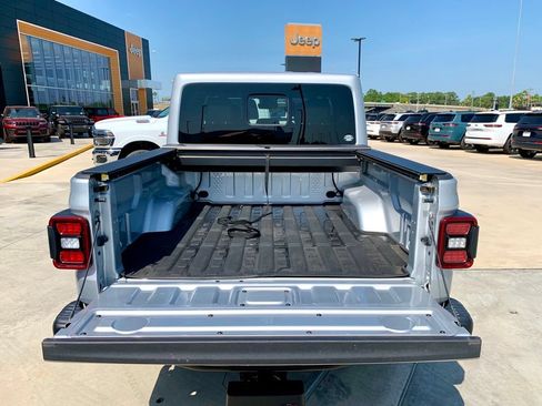 Used 2024 Jeep Gladiator Mojave AWD/4WD image 19
