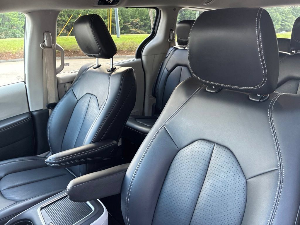 Used 2024 Chrysler Pacifica Touring-L FWD image 23