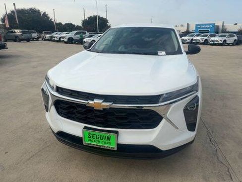 Used 2024 Chevrolet Trax LS FWD image 3