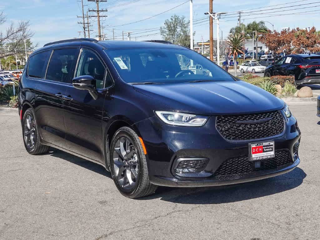 Used 2025 Chrysler Pacifica Limited FWD image 3