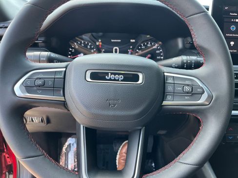 Used 2025 Jeep Compass Trailhawk AWD/4WD image 28