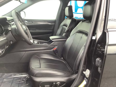 Used 2024 Jeep Grand Cherokee L Limited w/ Luxury Tech Group II image 11