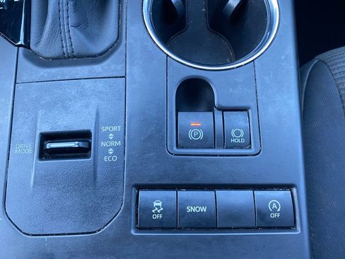 Used 2020 Toyota Highlander LE image 25