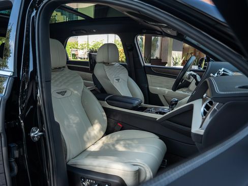 Used 2023 Bentley Bentayga Extended Wheelbase AWD/4WD image 22