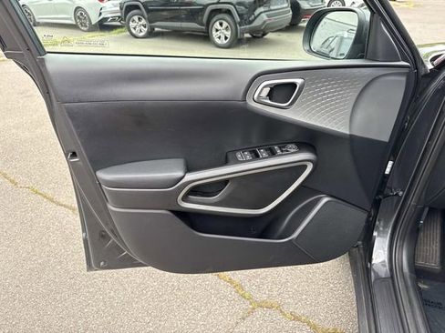 Used 2025 Kia Soul LX w/ LX Technology Package FWD image 13
