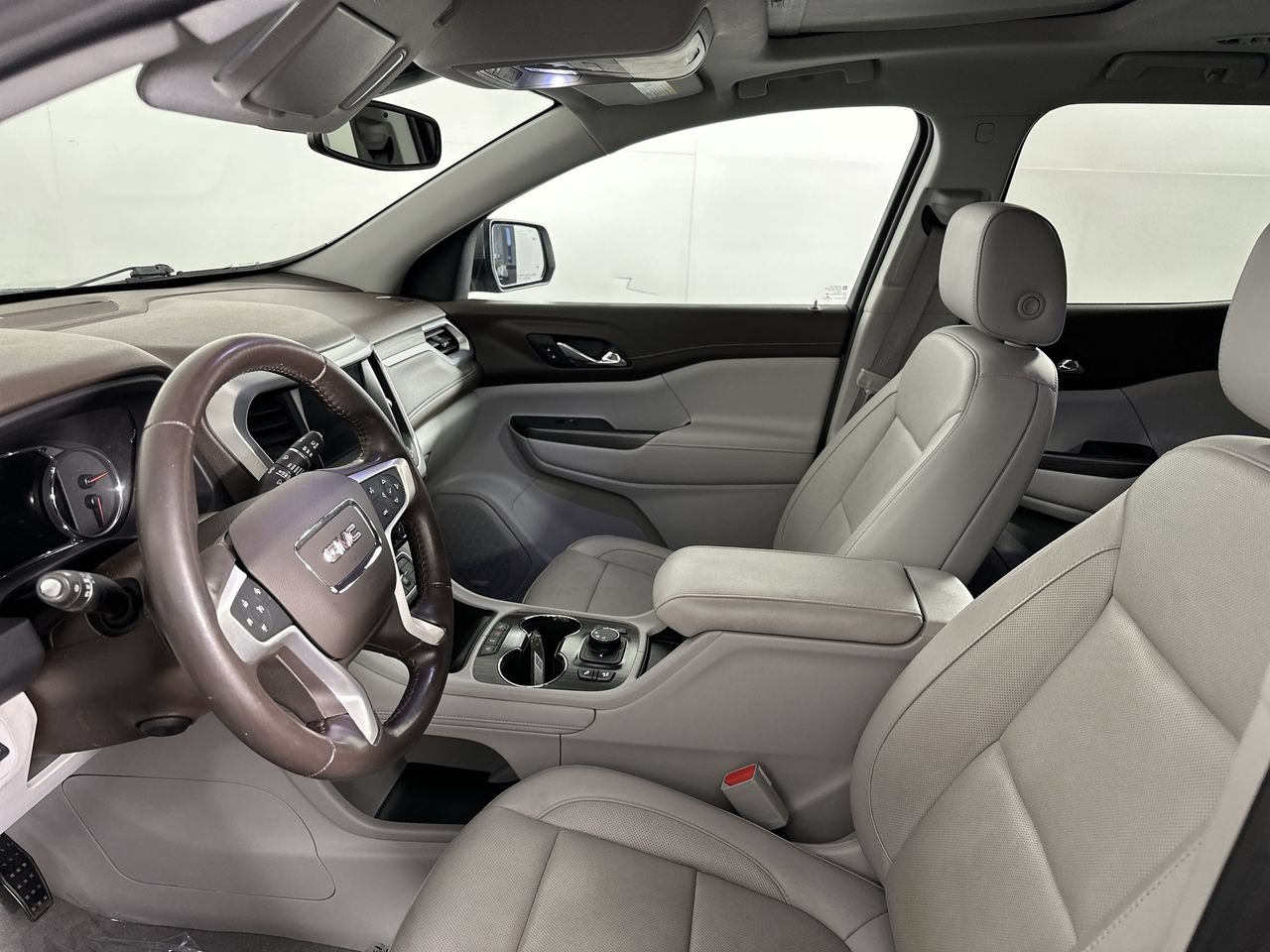 Used 2020 GMC Acadia SLT w/ Driver Alert Package II FWD image 2