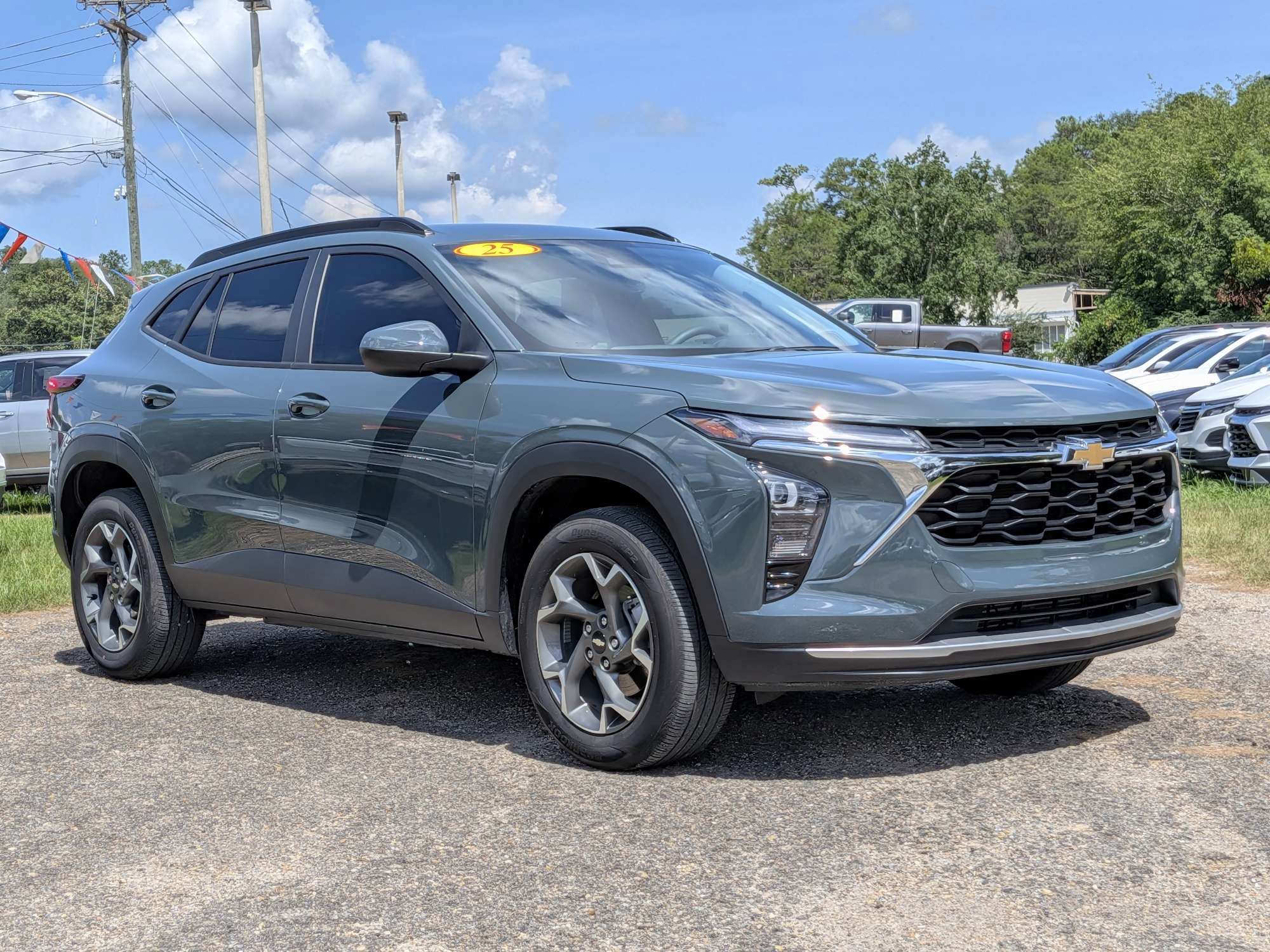Used 2025 Chevrolet Trax LT FWD image 2