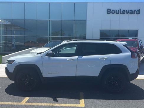 Used 2019 Jeep Cherokee Trailhawk AWD/4WD image 14