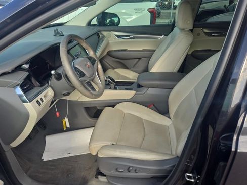 Used 2017 Cadillac XT5 Luxury w/ Driver Awareness Package FWD image 6