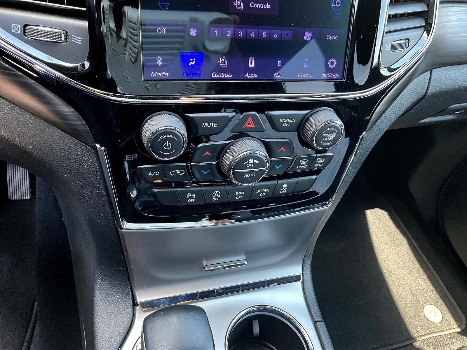 Used 2019 Jeep Grand Cherokee Laredo w/ Laredo X Package RWD image 17