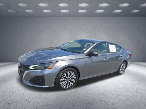 Used 2024 Nissan Altima 2.5 SV FWD image 3
