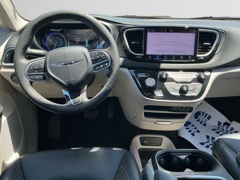 Used 2024 Chrysler Pacifica Touring-L FWD image 10