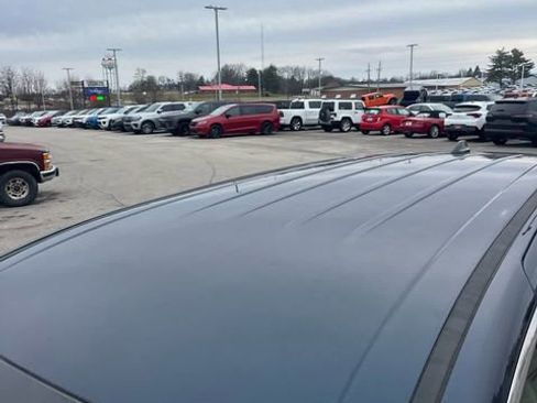 Used 2023 Chrysler Pacifica Touring-L image 11