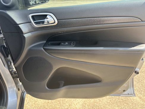 Used 2018 Jeep Grand Cherokee Laredo image 13