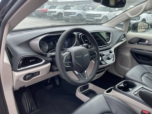 Used 2024 Chrysler Pacifica Touring-L FWD image 11