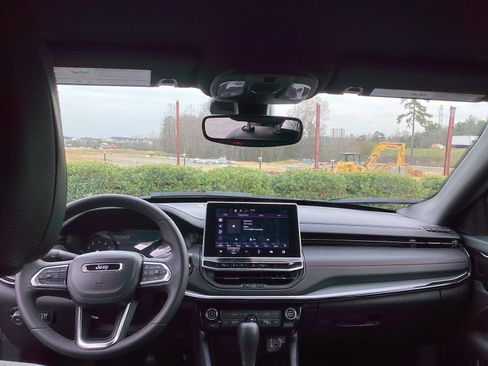 Used 2024 Jeep Compass Trailhawk image 16