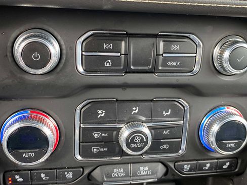 Used 2023 GMC Yukon XL SLT image 13