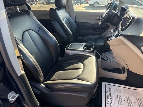 Used 2023 Chrysler Pacifica Touring-L FWD image 17