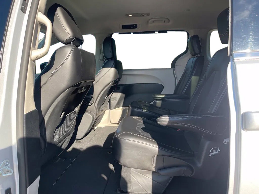 Used 2024 Chrysler Pacifica Touring-L FWD image 17