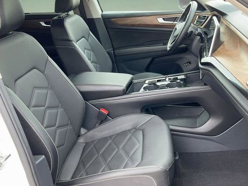 Used 2025 Volkswagen Atlas SE image 21