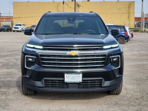Used 2025 Chevrolet Traverse LT image 2