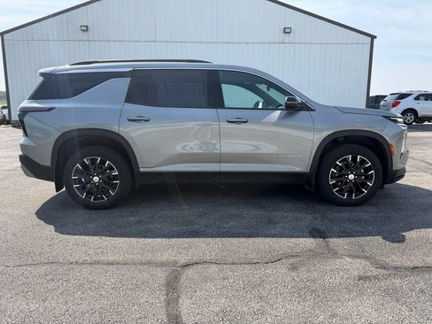 Used 2026 Chevrolet Traverse LT w/ Sun and Wheel Package AWD/4WD image 4
