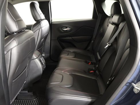 Used 2019 Jeep Cherokee Trailhawk w/ Cold Weather Group image 31