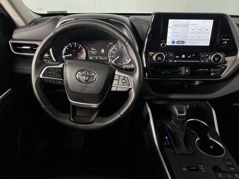 Used 2025 Toyota Highlander XLE image 12
