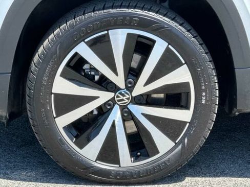 Used 2022 Volkswagen Taos SE FWD image 25