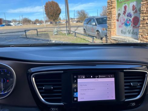 Used 2024 Chrysler Voyager LX image 18