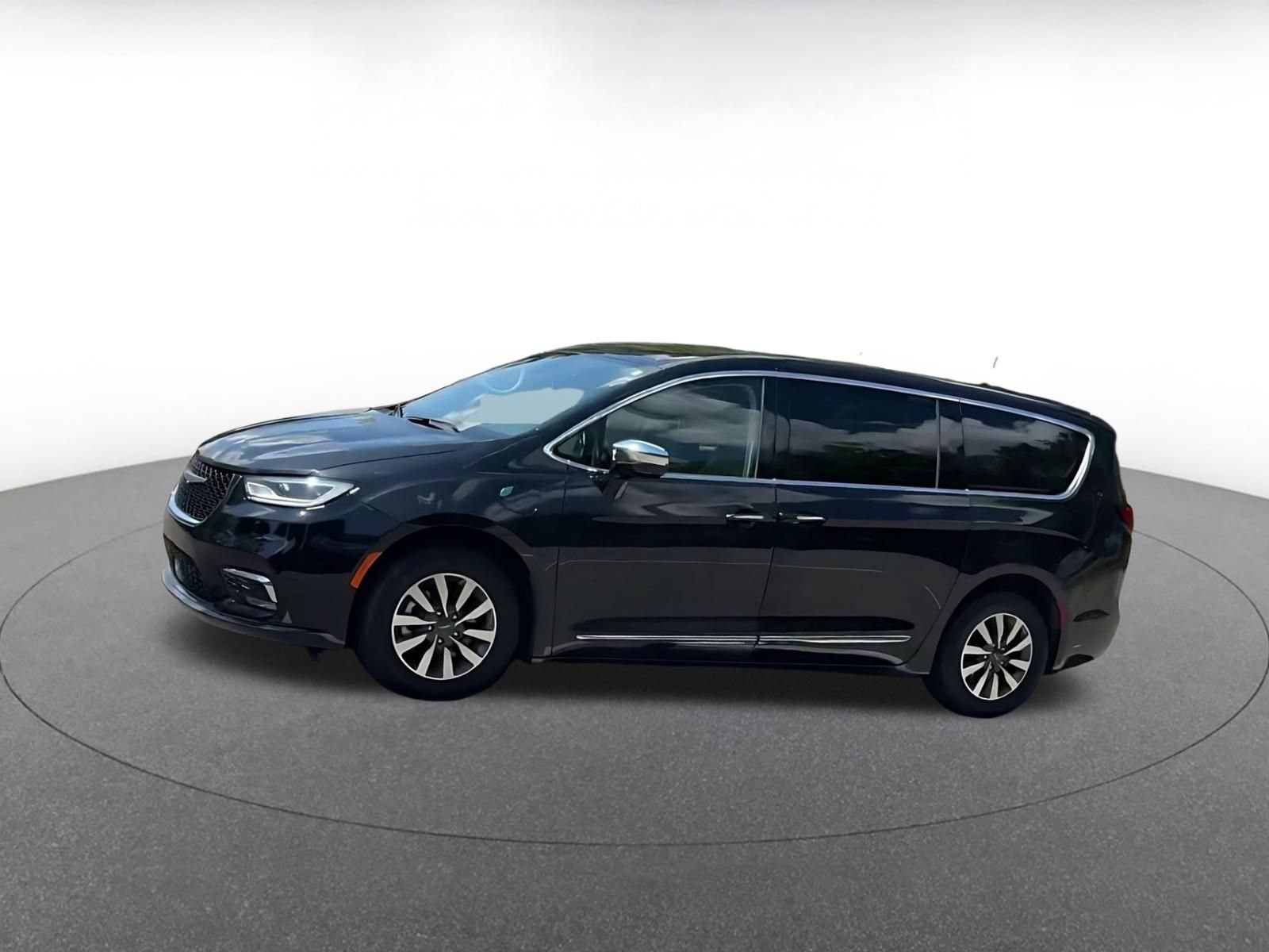 Used 2023 Chrysler Pacifica Limited FWD image 7