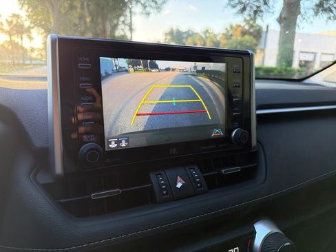 Used 2020 Toyota RAV4 XLE Premium FWD image 7