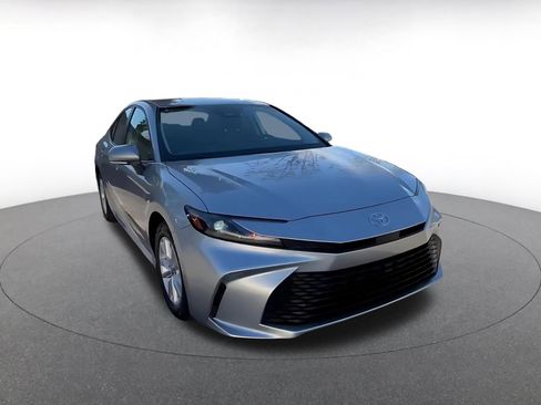 Used 2025 Toyota Camry LE image 3