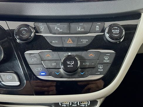 Used 2024 Chrysler Pacifica Touring-L image 23