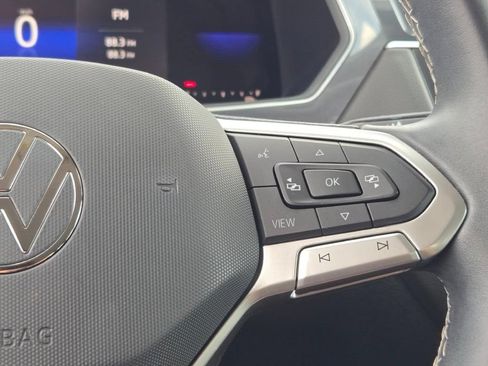 Used 2022 Volkswagen Tiguan SE AWD/4WD image 35