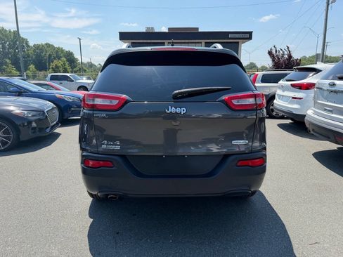 Used 2017 Jeep Cherokee Latitude w/ Cold Weather Group AWD/4WD image 5