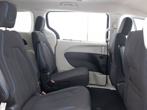 Used 2021 Chrysler Pacifica Touring image 29