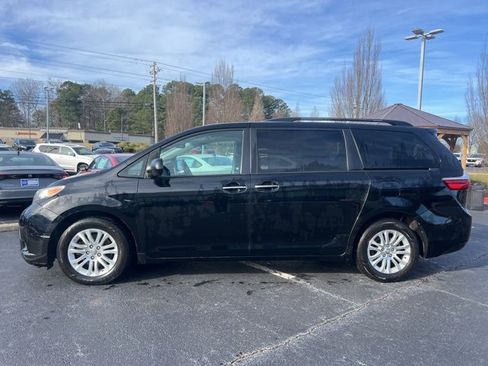 Used 2017 Toyota Sienna XLE w/ XLE Navigation Package image 9