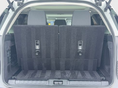 Used 2024 Land Rover Discovery S image 13
